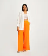 Pantalón modelo pantalona de corte amplio, confeccionado en una mezcla de viscosa y lino. Presenta cintura con botón, cierre de cremallera y bolsillos laterales.