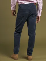 Pantalón de pana azul con corte recto, tiro medio y bolsillos delanteros y traseros.