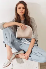 Mocasines de cuero color dorado con acabado texturizado, diseño clásico de punta redondeada y costuras visibles en el empeine. Cuentan con suela plana y flexible.
