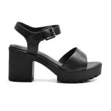 Sandalias negras con plataforma y taco ancho, tira ancha sobre los dedos y tira con hebilla alrededor del tobillo.