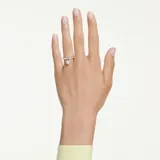 Anillo de diseño romántico con acabado metálico combinado en tono oro y rodio. Presenta un motivo central de corazón tipo medallón con un cristal de Swarovski Zirconia rosa y pavé de cristales transparentes en el aro.