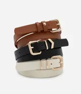 Kit de tres cinturones finos de poliuretano, uno marrón, uno negro y uno blanco, con hebillas metálicas doradas.