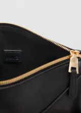 Cartera bandolera de poliuretano color negro, con diseño estructurado, costuras decorativas en V en el frente y cierre superior metálico dorado.