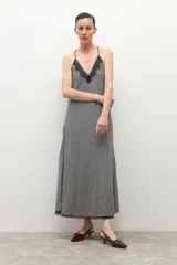 Vestido midi de tirantes finos con estampado de cuadros vichy en blanco y negro, escote en V y detalle de encaje en el dobladillo.