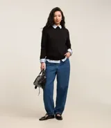 Sweater de punto negro con cuello redondo y mangas largas, diseñado con un calce clásico y versátil.