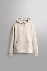 Hoodie de corte relajado color beige, confeccionado en tejido técnico compacto con mezcla de algodón y elasticidad. Cuenta con capucha ajustable con cordones negros, bolsillo frontal tipo canguro con detalle de bolsillo termofijado con cierre y puños y dobladillo de rib. Presenta un pequeño logo estampado en el pecho.