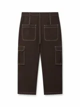 Pantalon cargo negro con costuras a contratono en blanco, bolsillos laterales con solapa y corte recto.
