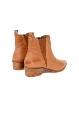 Bota tipo chelsea de cuero vacuno con textura grabada, color caramelo. Presenta elásticos laterales en tono marrón oscuro, puntera almendrada y taco bajo recto de madera.