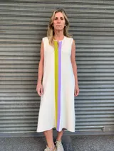 Vestido midi sin mangas de tejido de hilo fino color crema con franja vertical central con detalles en verde lima y lila.