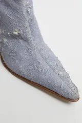 Botas de caña media Miista Marcela, confeccionadas en cuero estampado con diseño denim desgastado y punta afilada. Presentan un taco acampanado de lucite transparente.