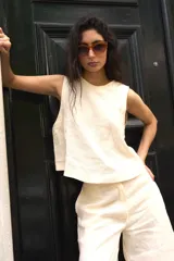 Musculosa negra de lino con escote redondo y corte holgado.