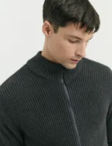 Cardigan de tejido de punto acanalado en color azul oscuro, con cuello alto y cierre frontal completo.