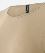 Body de manga larga con cuello redondo, confeccionado en tejido de poliamida y elastano sin costuras. Presenta un diseño ajustado al cuerpo con cierre inferior mediante botones de presión.