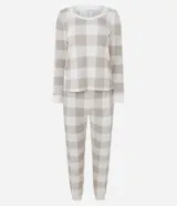 Pijama largo Lov de dos piezas confeccionado en tricot liviano. Incluye remera de manga larga con escote redondo y pantalón jogger con cintura elástica y puños ajustados, todo con estampa a cuadros en tonos beige y blanco.