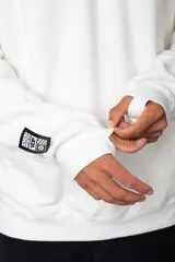 Buzo canguro oversize de tela friza, color negro, con capucha, cordones ajustables con logo y bolsillo frontal tipo canguro.