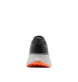 Championes de trekking Columbia modelo Konos Trillium Atr, color gris con entresuela blanca moteada y detalles en naranja. Cuentan con capellada de malla transpirable, suela Adapt Trax y tecnología Omni-Max para mayor amortiguación y estabilidad en senderismo.