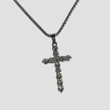 Collar de acero con dije plateado completamente incrustado de circonias brillantes.