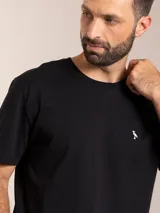 Remera básica de manga corta y cuello redondo, color blanco, con pequeño logo bordado en el pecho.