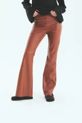 Pantalón de tiro alto confeccionado en ecocuero con textura de efecto croco. Presenta un corte semi oxford con un recorte horizontal sobre la rodilla y cierre invisible en el lateral.
