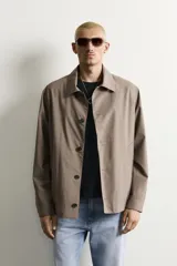 Sobrecamisa de corte regular fit confeccionada en tejido con mezcla de lana, con interior ligeramente acolchado. Presenta cuello solapa, cierre frontal con botones, mangas largas con puños abotonados y bolsillos laterales de vivo.
