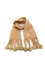 Bufanda color beige con pompones en los extremos.