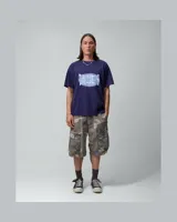 Remera azul marino de algodón orgánico con corte regular, cuello redondo y moldería clásica. Presenta estampa serigrafiada al frente con el logotipo de TwoJeys en tonos celestes y blancos con efecto desgastado.