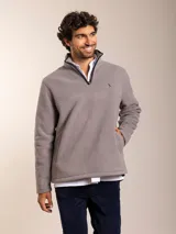 Canguro polar gris con medio cierre en el cuello, cuello alto y logo bordado de un pájaro en el pecho.