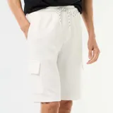 Bermuda de piqué de algodón color blanco, con múltiples bolsillos tipo cargo y cordón ajustable en la cintura.
