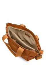 Cartera grande de cuerina negra tipo tote, con asas de mano y correa larga ajustable y desmontable. Cuenta con bolsillos exteriores con cierre en la parte frontal y trasera, además de bolsillos internos.