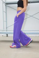 Pantalón de corte semi oxford confeccionado en poplín de algodón, con cintura elastizada ancha, bolsillos delanteros y tajos en los laterales externos.