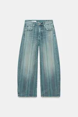 Jeans de tiro medio con diseño baggy y cinco bolsillos, confeccionados en denim con estampado de rayas verticales degradadas.