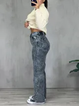Pantalón de jean gris con efecto lavado, corte wide leg y tiro alto.
