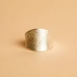 Anillo de plata 925 con diseño de banda ancha y acabado texturizado mate.