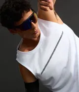 Musculosa deportiva de corte regular, color blanco, con cuello redondo y una tira reflectante horizontal centrada en el pecho.