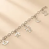 Pulsera de cadena de eslabones en plata 925 con dijes colgantes variados, incluyendo una paloma, una estrella, una figura humana, una luna y un ángel.