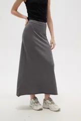 Falda larga de corte recto y tiro alto, confeccionada en tejido de punto con acabado suave y ruedo sin costuras.
