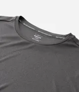 Remera deportiva de manga corta y cuello redondo, color azul, confeccionada en tejido de poliéster con tecnología Dry para mayor transpirabilidad.