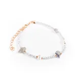 Pulsera de cuentas facetadas color gris claro, con detalles de perlas y piedras irregulares.