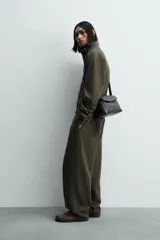 Pantalón jogger de algodón color verde oscuro, con efecto lavado, corte balloon fit y cintura elástica. Presenta bolsillos delanteros y bolsillos traseros de plastrón.