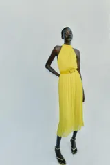 Vestido midi amarillo con diseño plisado, cuello halter y cintura elástica.