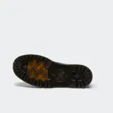 Botas de caña alta estilo militar Dr. Martens modelo Jadon, confeccionadas en piel negra con acabado brillante. Presentan cierre de cordones, suela de plataforma dentada con costuras amarillas características y tirador trasero con logo.