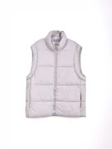 Chaleco puffer gris claro, con cuello alto y cierre frontal.