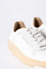 Championes urbanos Urban Haus modelo Alvaro, de cuero blanco con suela de plataforma color caramelo. Presentan cordones al tono y logo de la marca grabado en el lateral y la lengüeta.