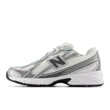 Championes New Balance modelo 740, con diseño inspirado en el running de los años 2000. Presenta una parte superior de malla abierta en color blanco con superposiciones sintéticas en tonos gris y plateado, logotipo N lateral y entresuela con tecnología ABZORB para mayor amortiguación.