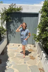 Mono corto a rayas verticales azules y blancas, de corte amplio y cómodo.