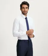 Corbata de hombre modelo slim confeccionada en satén de poliéster, con diseño liso y elegante.