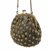 Bolso de mano tipo sobre con estructura tejida en hilo gris y detalles en canutillos dorados. Presenta una boquilla metálica estilo vintage en tono dorado suave con cierre de presión y cadena metálica larga para llevar al hombro.
