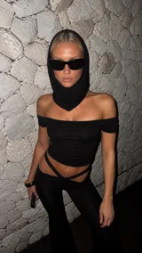 Top negro ajustado con diseño off-shoulder y mangas cortas.