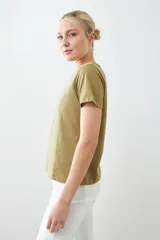 Remera verde oliva de manga corta con cuello en V y estampado floral.