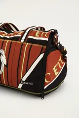 Bolso tote deportivo Farm Rio estampado, con amplio compartimento principal, asas de mano y correa de hombro ajustable.
